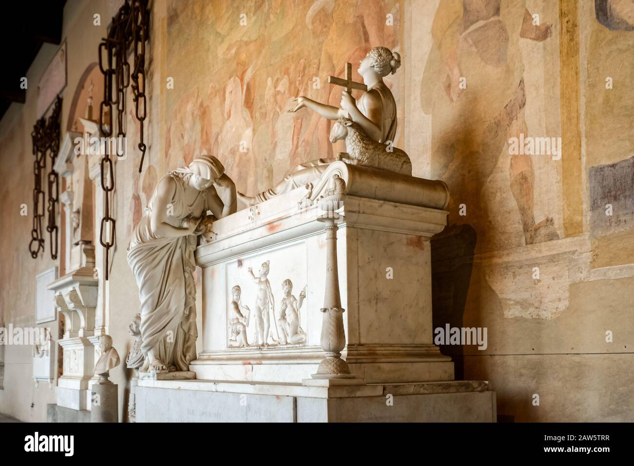 Le statue commemorano i morti nell'antica tomba e cimitero di Camposanto Monumentale sulla Piazza dei Miracoli nella città toscana di Pisa, Italia Foto Stock
