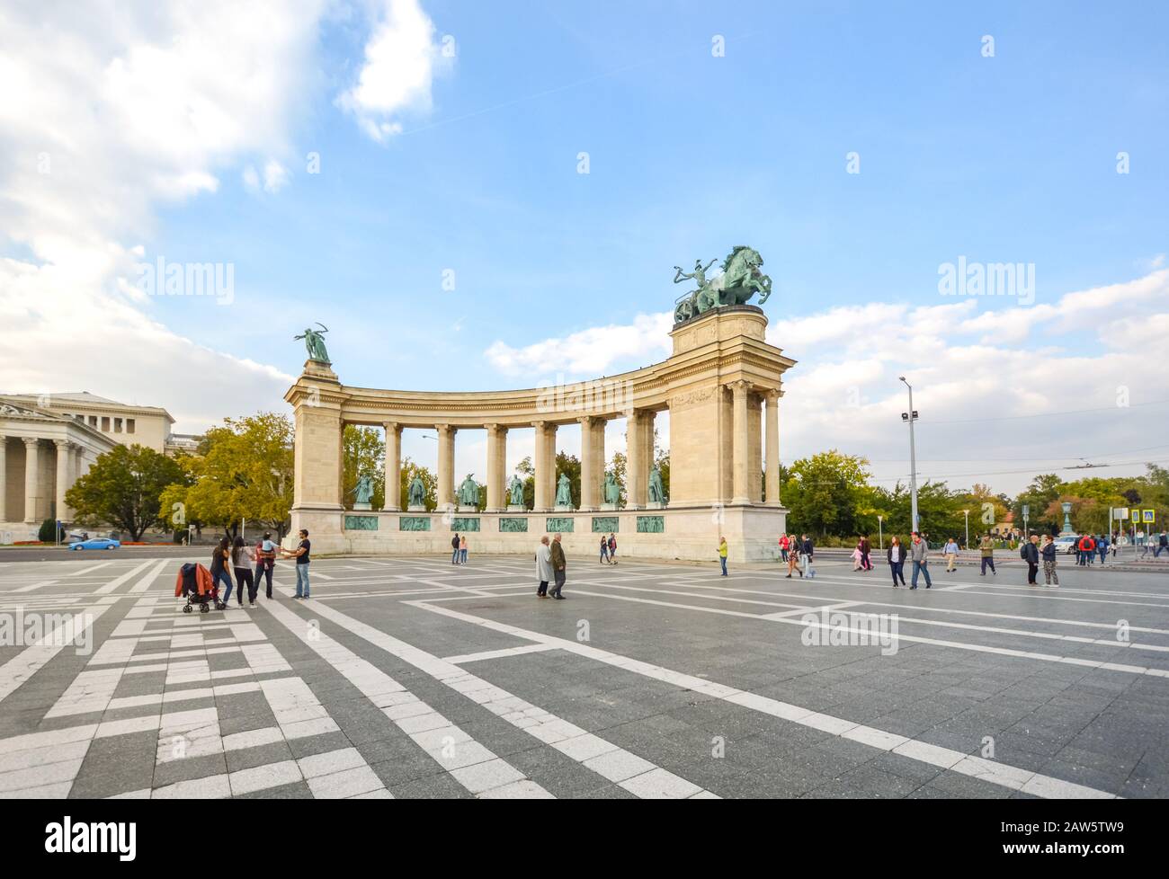 I turisti e gli ungheresi locali trascorrono un pomeriggio in Piazza degli Eroi a Budapest, Ungheria. Foto Stock