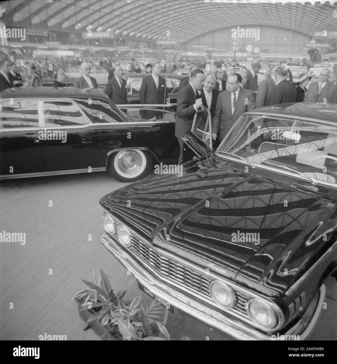 Apertura della mostra automobilistica nella nuova RAI del Principe Bernhard, Principe Bernhard durante il tour Data: 2 febbraio 1961 Parole Chiave: Aperture, mostre automobilistiche, tour Persona Nome: Bernhard, principe : Nijs, Jac. Il / Anefo Titolare: National Archives Materiale tipo: Negativo (bianco / nero) archivio numero di inventario: Vedi accesso 2.24.01.03 Foto Stock