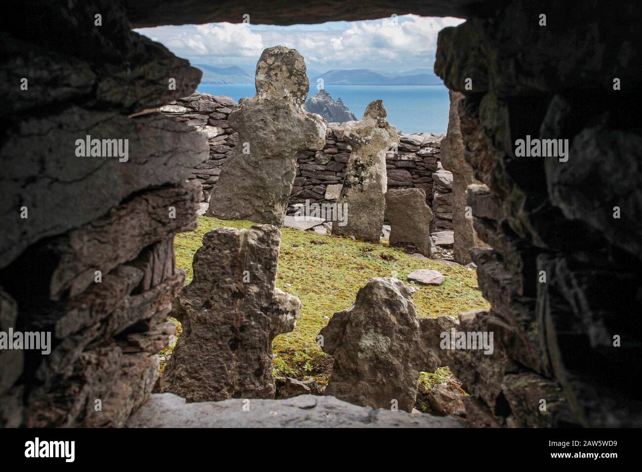 Cimitero e resti del primo monastero cristiano gaelico su Skellig Michael, isola al largo della penisola di Iveragh, Contea di Kerry, Irlanda Foto Stock