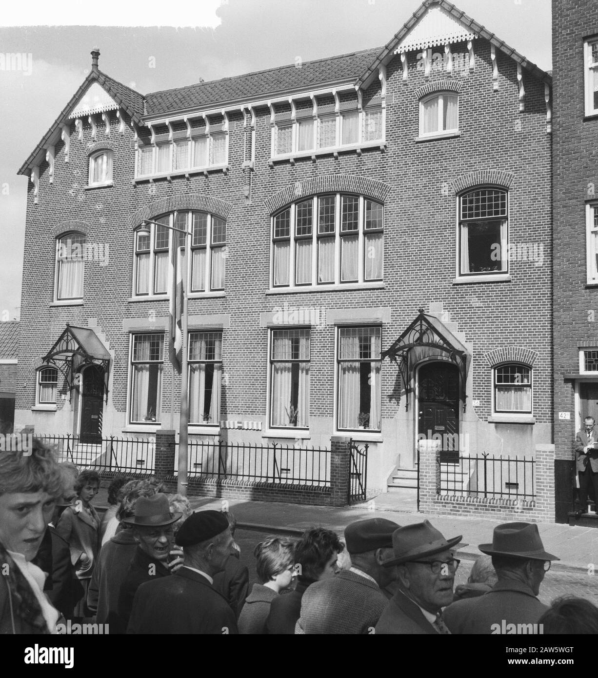 Casa di apertura per disabili mentali Shelter Rotterdam Annotazione: Edificio (indirizzo: Charloisse Kerksingel 34) è ora [nel 2011] riparo per le persone con gravi problemi di salute mentale e / o tossicodipendenti Data: 14 giugno 1961 luogo: Rotterdam Parole Chiave: Edifici, sanità, case Foto Stock