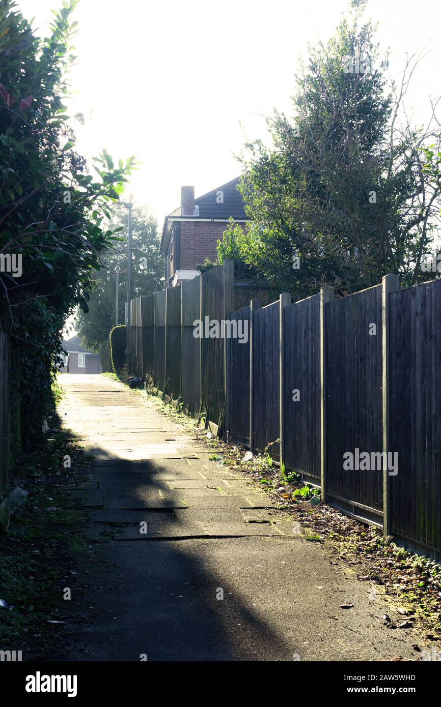 Un sentiero alberato e recinto di legno, Edgware, Middlesex, Inghilterra, Regno Unito. Foto Stock