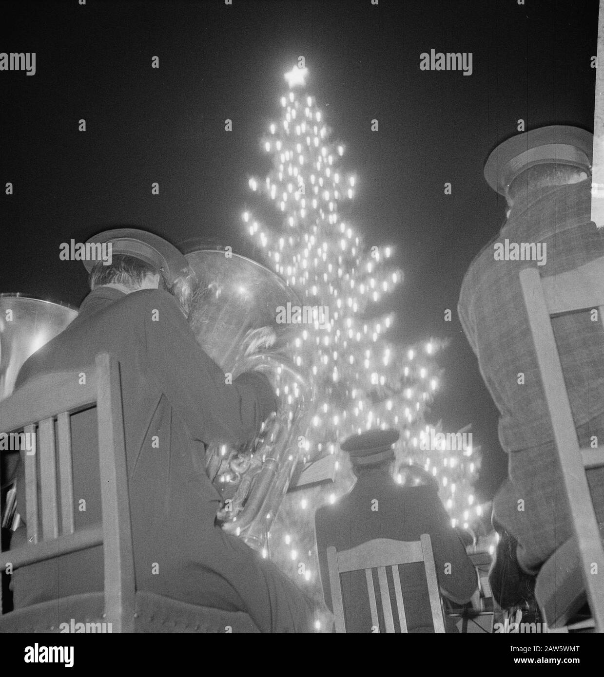 Albero di Natale norvegese a Rotterdam. Uomo con tuba per Natale Data: 20 dicembre 1961 Località: Rotterdam, Olanda del Sud Parole Chiave: Tubias, alberi di Natale, uomini Foto Stock