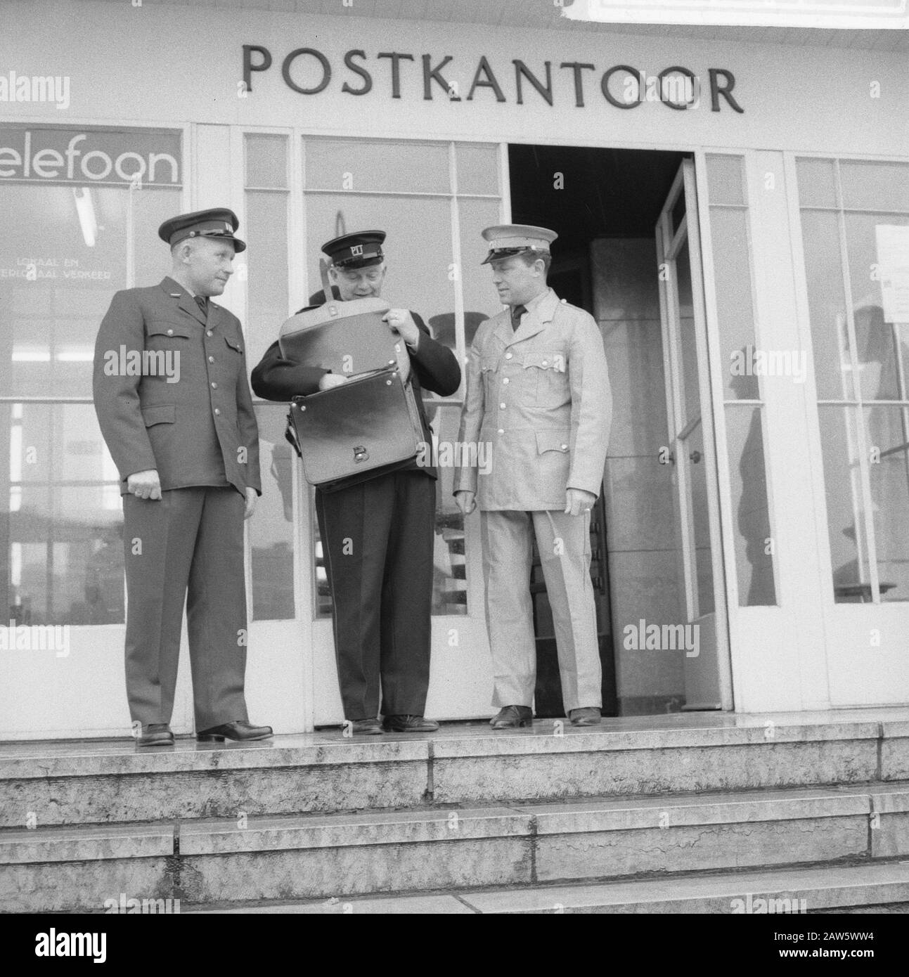 Nuova uniforme per PTT (vecchio-attuale-nuovo) Data: 4 aprile 1962 Parole Chiave: Uniformi Nome istituzione: PTT Foto Stock