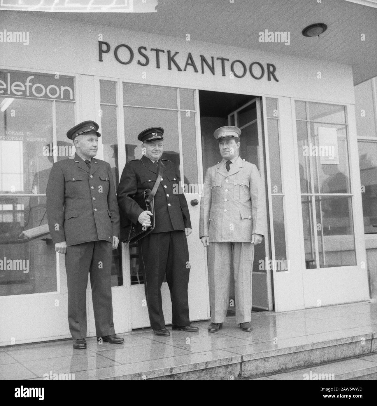 Nuova uniforme per PTT (vecchio-attuale-nuovo) Data: 4 aprile 1962 Parole Chiave: Uniformi Nome istituzione: PTT Foto Stock