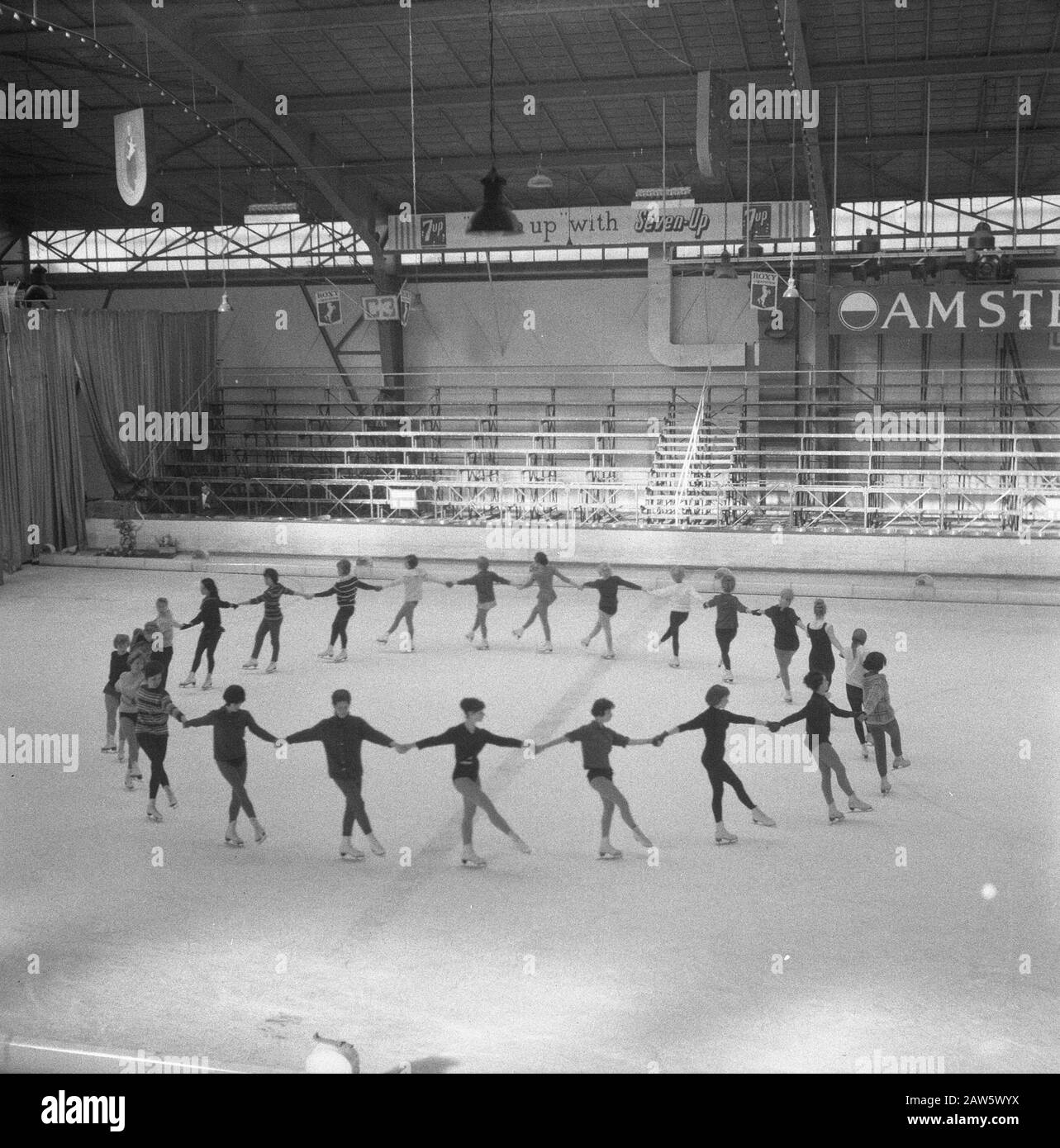Lieneke da lui dopo 13 anni sul ghiaccio olandese Data: 21 febbraio 1962 Foto Stock