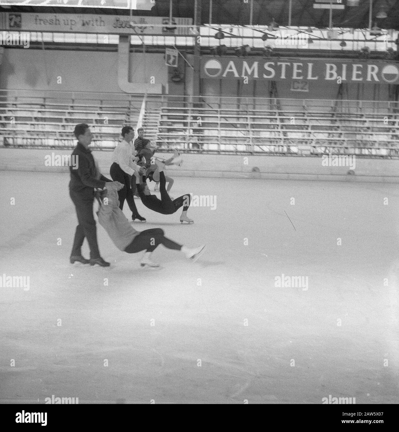 Lieneke da lui dopo 13 anni sul ghiaccio olandese Data: 21 febbraio 1962 Foto Stock