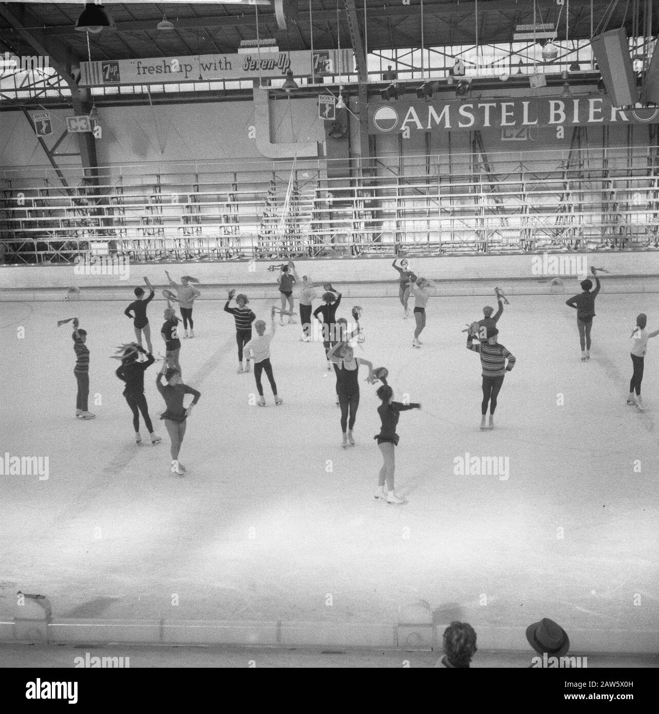 Lieneke da lui dopo 13 anni sul ghiaccio olandese Data: 21 febbraio 1962 Foto Stock