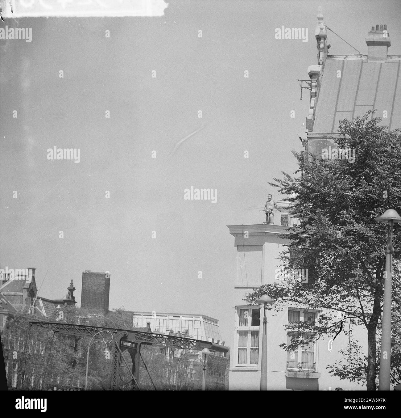 Missione Parool. Bagnanti ad Amsterdam. Series Date: June 10, 1963 Location: Amsterdam, Noord-Holland Keywords: Sunbathing Institution Name: Parool, The Foto Stock