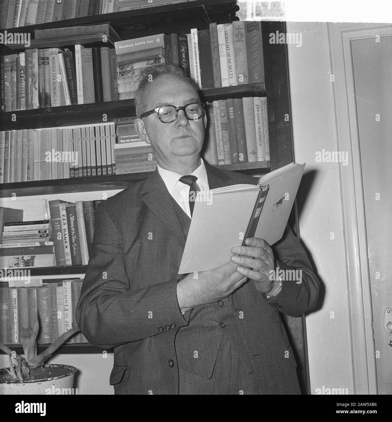 La Scuola della Principessa Irene a St. Maartensdijk Tholen ha cambiato il suo nome. Il sindaco DC Bouwense di Maartensdijk Annotazione: In Juliana van Stolberg School a causa di Irene Issue (la principessa Irene era cattolica romana) Data: 3 febbraio 1964 Località: Maartensdijk, Tholen, Zeeland Parole Chiave: Sindaci, scuola Nome: Bouwense, DC Nome: Princess Irene Institution School Foto Stock