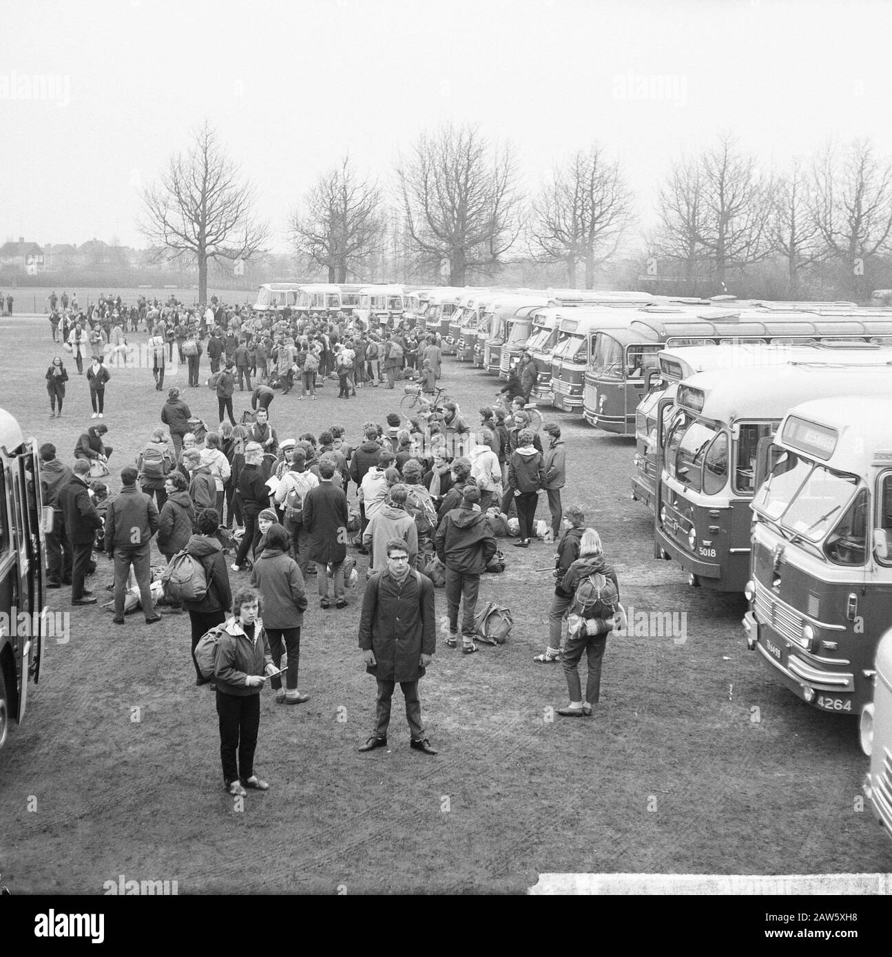Pax Christi ha avuto inizio, circa 3.000 partecipanti a Den Bosch, partecipanti alla data di inizio: 2 aprile 1964 Località: Den Bosch Parole Chiave: Partecipanti Istituto Nome: Pax Christi Foto Stock
