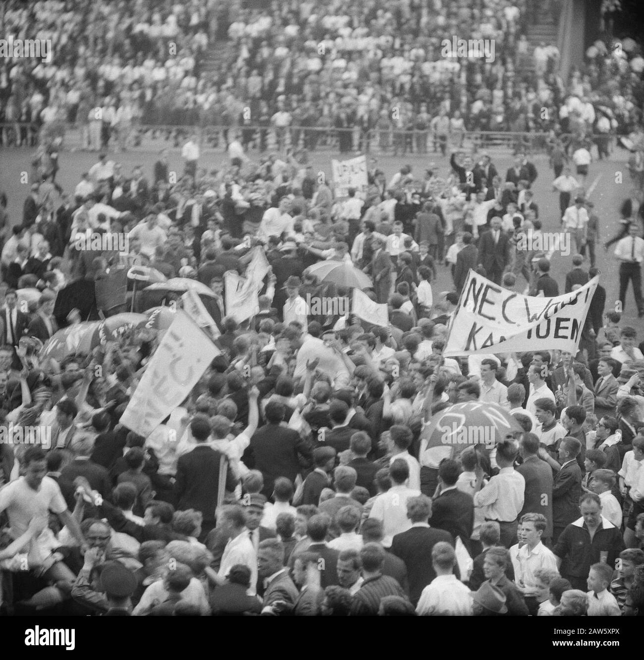 NEC contro Xerxes 0-0, NEC campione panoramica cerimonia Data: 18 maggio 1964 Parole Chiave: Onorando campioni, classifiche, sport, tifosi, calcio Istituto Nome: Xerxes Foto Stock