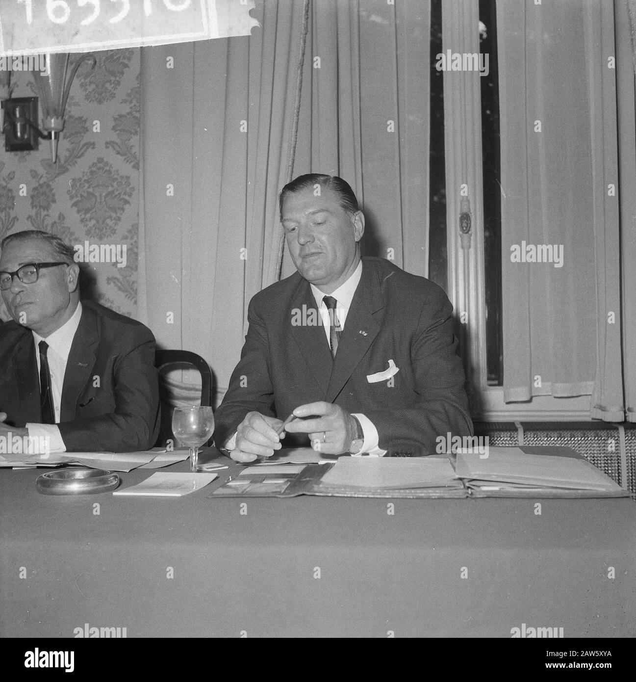 Conferenza stampa sulla fusione tra Amsterdam Couch e Rotterdam Bank, JJ van den Brink. Data: 11 Giugno 1964 Località: Rotterdam, South Holland Parole Chiave: Banche, fusioni , conferenze stampa Foto Stock