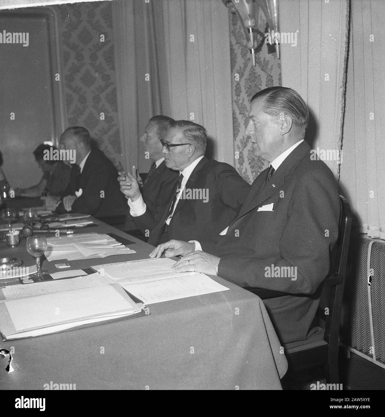 Conferenza stampa sulla fusione bancaria tra Amsterdam e Rotterdam Bank, n. Plantinga (Rotterdam ba CF Karsten (Rotterdam Bank), CA Klasse Data: 11 giugno 1964 Località: Rotterdam, Sud Olanda Parole Chiave: Banche, fusioni, conferenze stampa Persona Nome: CA Klasse, CF Karsten P. Plantinga Foto Stock