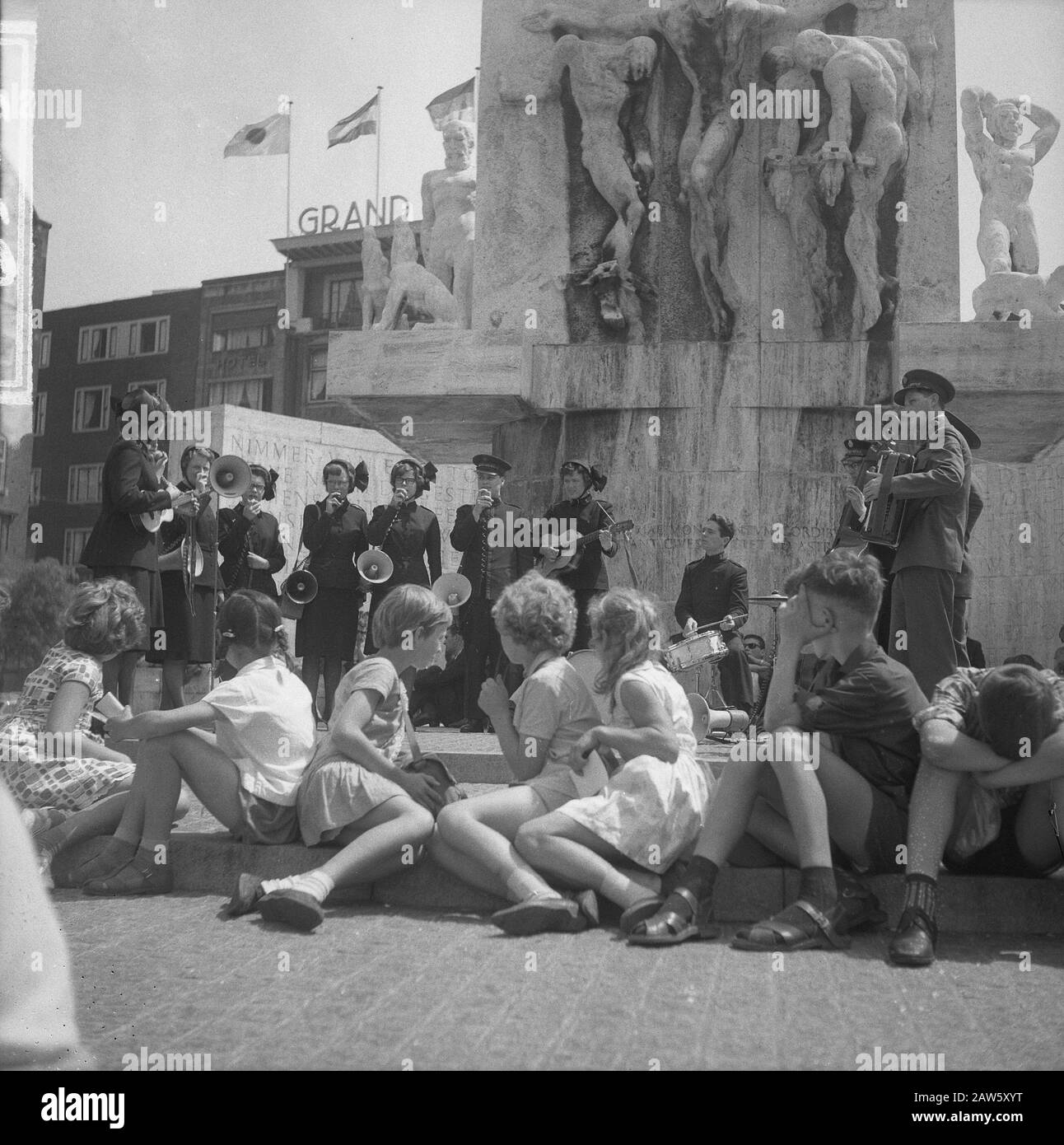 Concerto per il pranzo al Monumento Nazionale dell'Esercito Della Salvezza alla Diga Data: 14 luglio 1964 luogo: Amsterdam, Noord-Holland Parole Chiave: Concerti Istituto Nome: Esercito della salvezza : Gelderen, Hugo van / Anefo, Copyright Titolare: National Archives Materiale tipo: Negativo (bianco / nero) numero di inventario archivio: Vedi accesso 2.24.01.03 Foto Stock