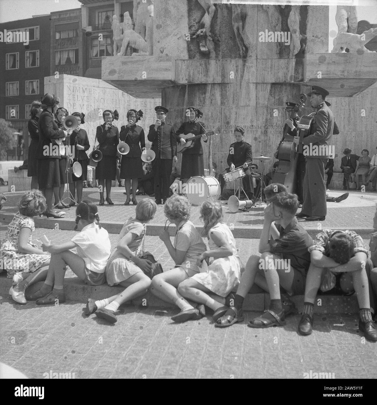 Concerto per il pranzo al Monumento Nazionale dell'Esercito Della Salvezza alla Diga Data: 14 luglio 1964 luogo: Amsterdam, Noord-Holland Parole Chiave: Concerti Istituto Nome: Esercito della salvezza : Gelderen, Hugo van / Anefo, Copyright Titolare: National Archives Materiale tipo: Negativo (bianco / nero) numero di inventario archivio: Vedi accesso 2.24.01.03 Foto Stock
