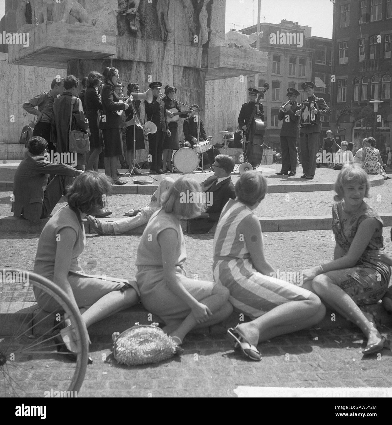 Concerto per il pranzo al Monumento Nazionale dell'Esercito Della Salvezza alla Diga Data: 14 luglio 1964 luogo: Amsterdam, Noord-Holland Parole Chiave: Concerti Istituto Nome: Esercito della salvezza : Gelderen, Hugo van / Anefo, Copyright Titolare: National Archives Materiale tipo: Negativo (bianco / nero) numero di inventario archivio: Vedi accesso 2.24.01.03 Foto Stock