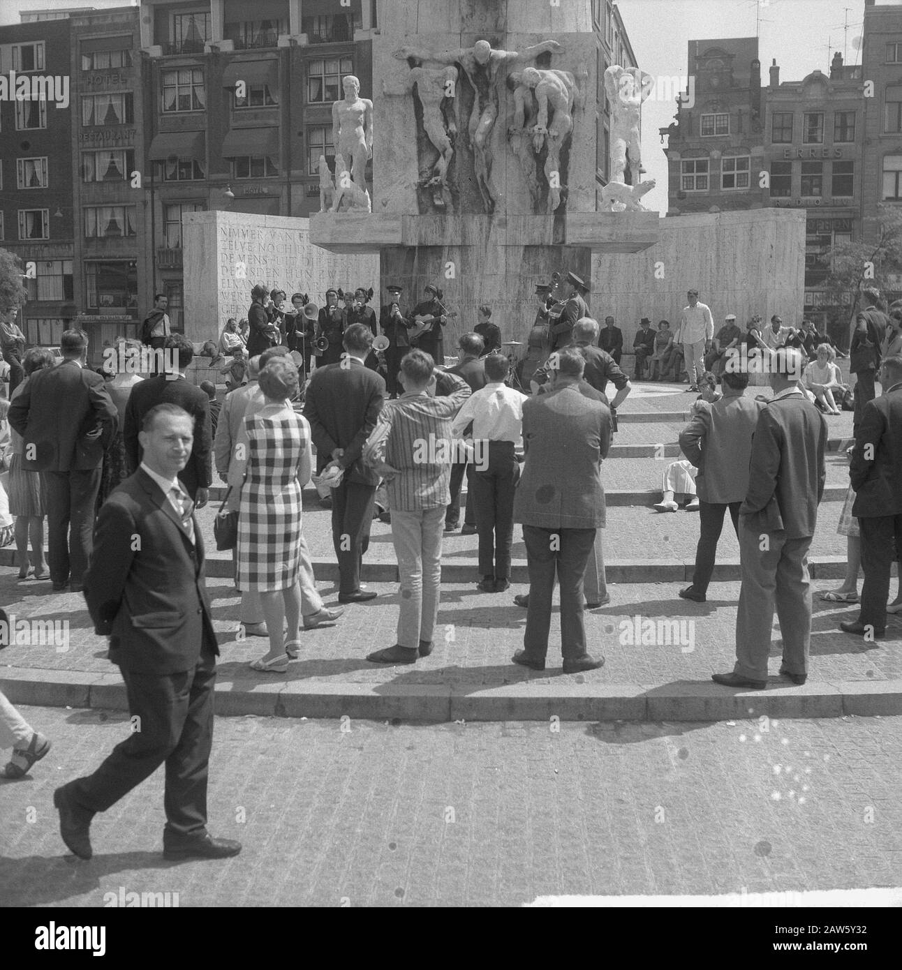 Concerto per il pranzo al Monumento Nazionale dell'Esercito Della Salvezza alla Diga Data: 14 luglio 1964 luogo: Amsterdam, Noord-Holland Parole Chiave: Concerti Istituto Nome: Esercito della salvezza : Gelderen, Hugo van / Anefo, Copyright Titolare: National Archives Materiale tipo: Negativo (bianco / nero) numero di inventario archivio: Vedi accesso 2.24.01.03 Foto Stock