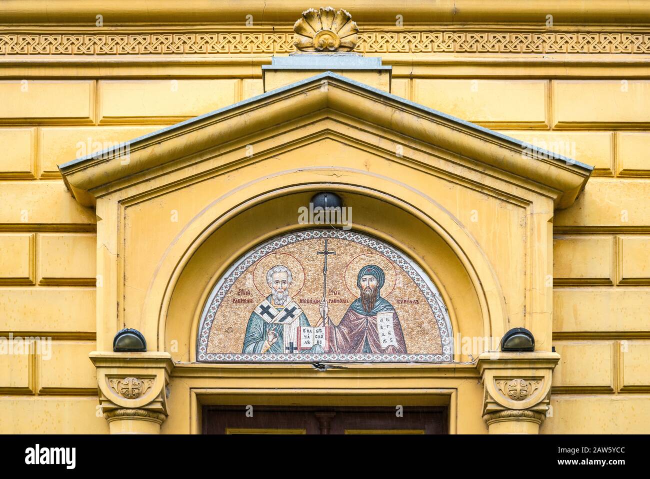 Mosaico al portale del seminario di Bogoslovski, Scuola Teologica Serba Ortodossa, a Sremski Karlovci, Vojvodina, Serbia Foto Stock