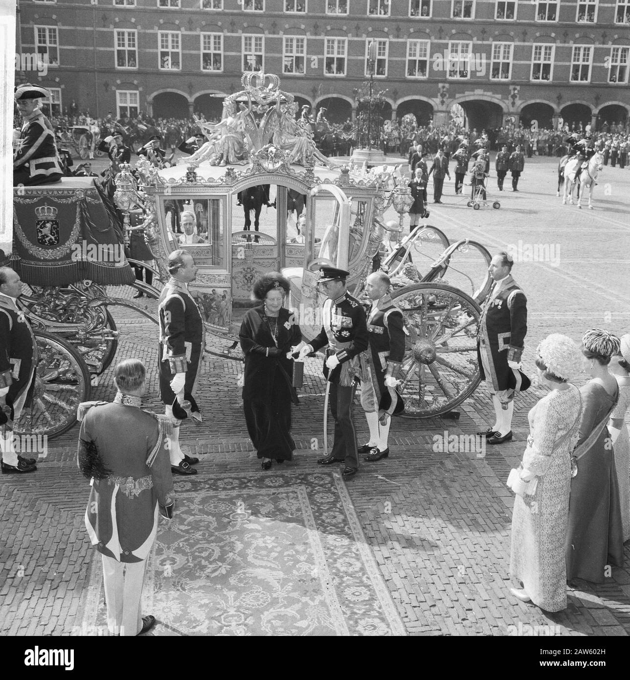 Budget Day 1965 Apertura del Parlamento, la regina Juliana e il principe Bernhard arrivano ai Cavalieri Data: 21 settembre 1965 luogo: Cortile, l'Aia, Olanda del Sud Parole Chiave: Carrozze, regine, servitori, principi Persona Nome: Bernhard (principe Olanda), Juliana (regina Olanda) Foto Stock