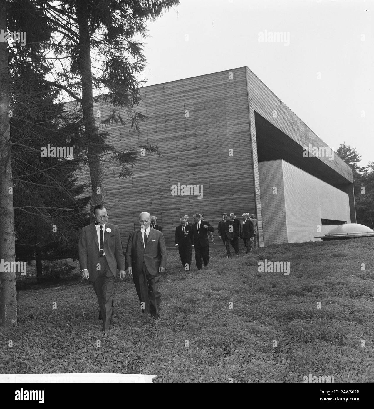 Opening KNVB Sports Center a Zeist by Prince Bernhard, Prince Bernhard e MR Schroder lasciano gli edifici del centro Data: 16 settembre 1965 Località: Utrecht, Zeist Parole Chiave : EDIFICI, Aperture, centri Nome Persona: Bernhard, Prince, Knvb Sports Center, Schroder Foto Stock
