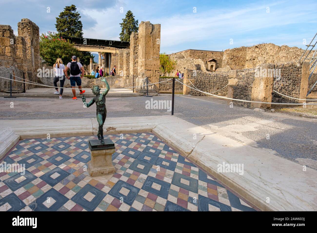 Rovine di Pompei, Fauno danzante, replica della statua di Satyr bronzo, Casa del Fauno tablinum, atrio Casa del Fauno, antica città di Pompei, Italia, Europa Foto Stock