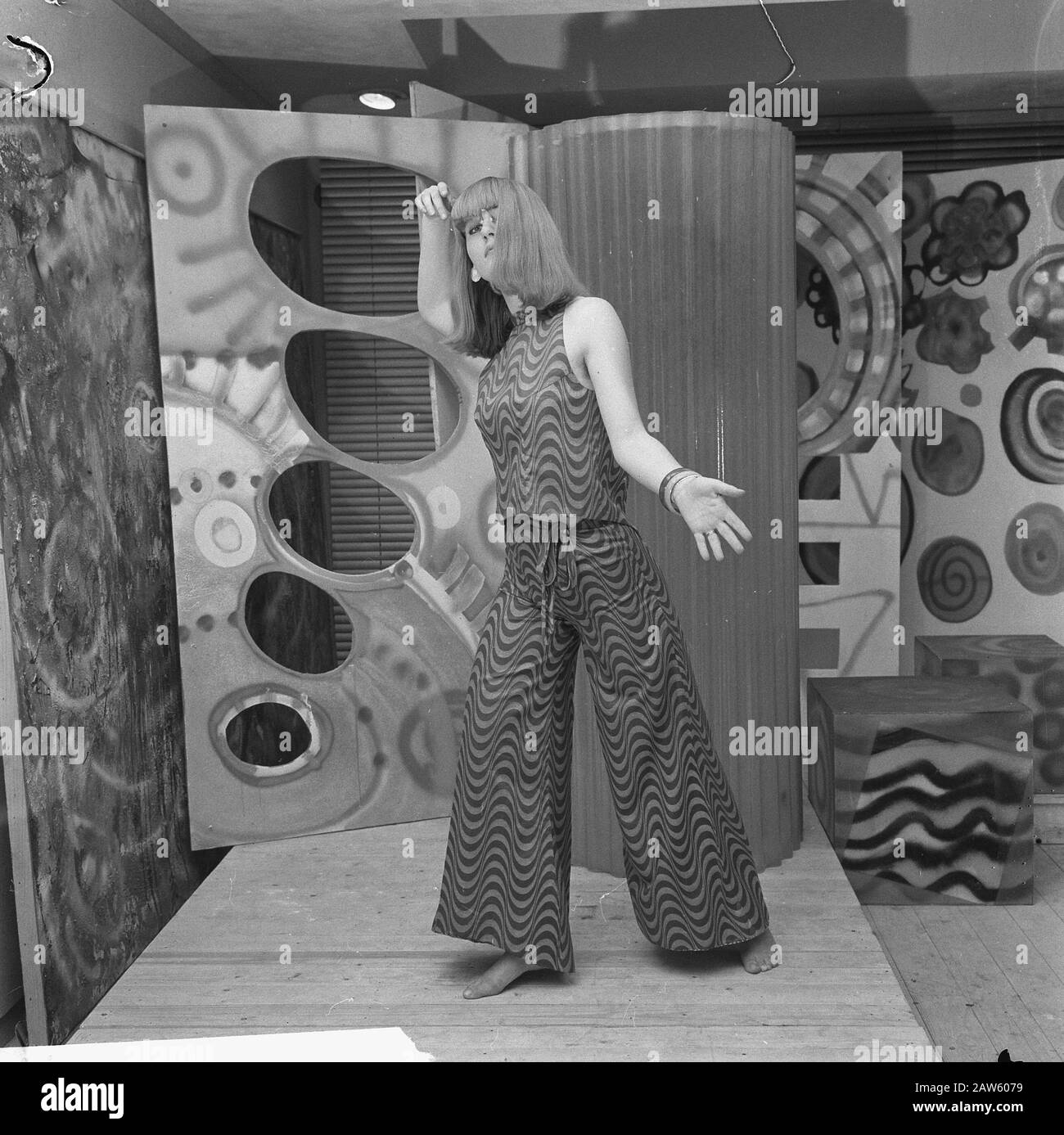 Fashion Show Fashion Show Lampeggiante nel caso del barbiere appena convertito Mario (The Trend) modello mentre mostra il suo abbigliamento Annotation: Related 918-3398-918-3403 and 918 -4061-918-4067 Date: November 2, 1965 Location: Amsterdam, Noord-Holland Keywords: Scenario, modelli, abbigliamento, moda Foto Stock