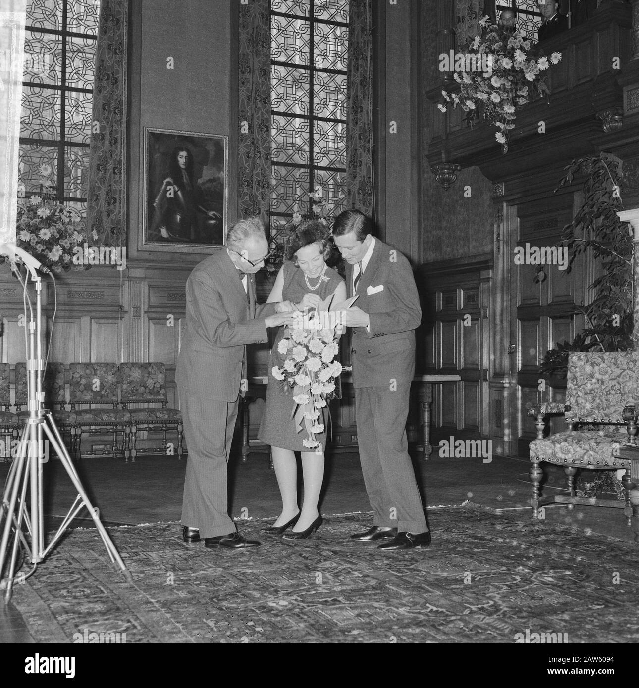 Principessa Beatrix e Claus von Amsberg la sua fidanzata quando si visita Den Bosch; la coppia impegnata nel municipio. Data: 15 dicembre 1965 luogo: Den Bosch, Noord-Brabant Parole Chiave: Visita, fiori, città, interni, principesse Foto Stock