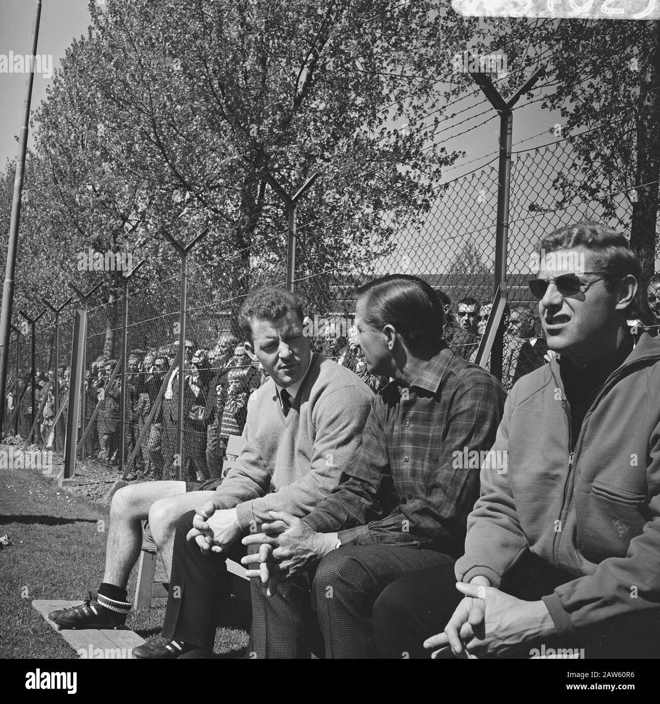 Reinier Kreyermaat on bench Data: 1 maggio 1966 Parole Chiave: Riserva banche Nome Persona: Kreijermaat, Reinier Foto Stock