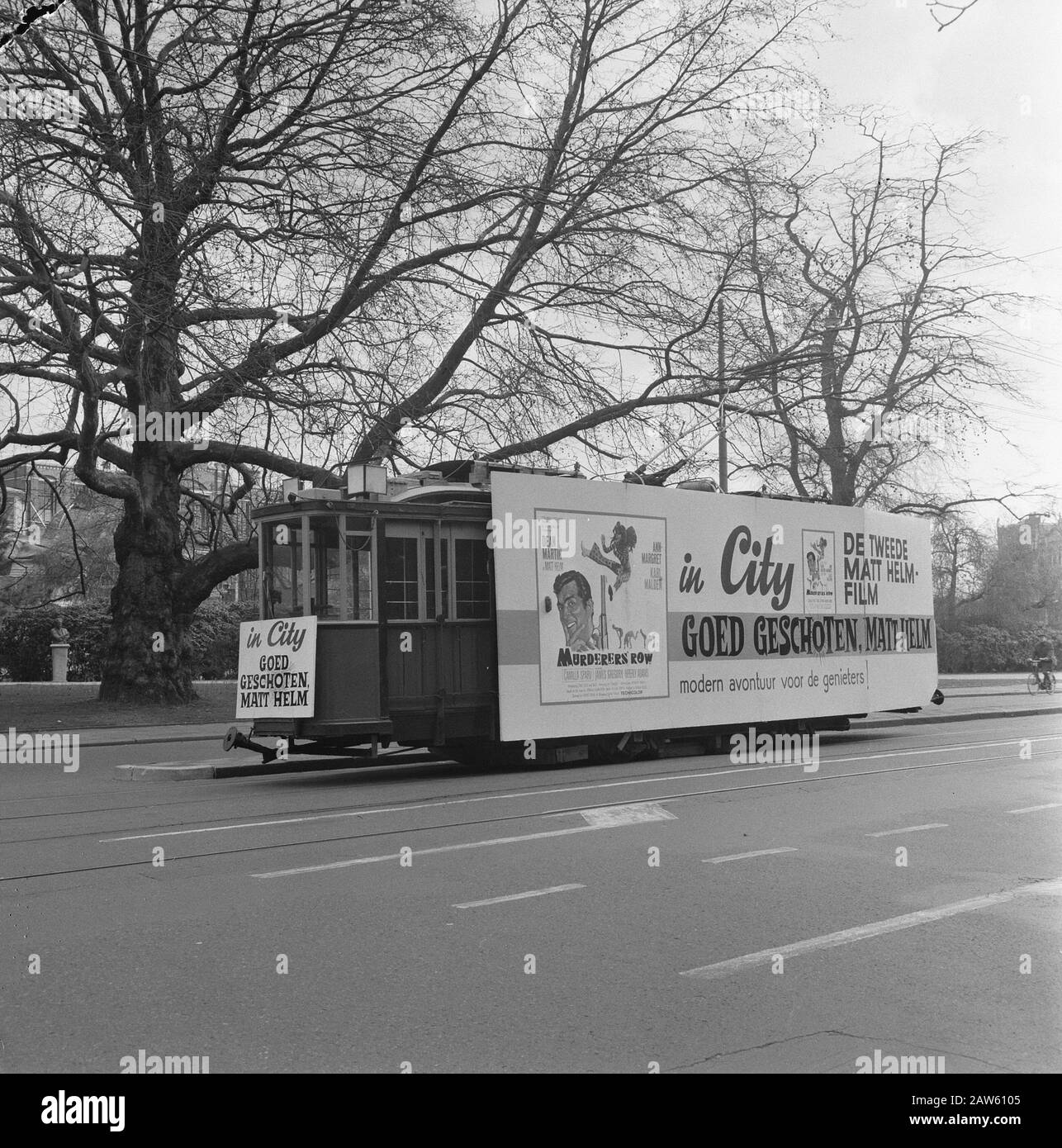 Mission Columbia film, pubblicità tram Annotazione: Pubblicità per il film Assassini Row [Good Shot, Matt Helm] con Dean Martin in testa, che è mostrato in City Theatre. Il tram si trova sulla Stadhouderskade di Leidsebosje ad Amsterdam. Data: 16 marzo 1967 posizione: Amsterdam Parole Chiave: Film, pubblicità, tram Foto Stock