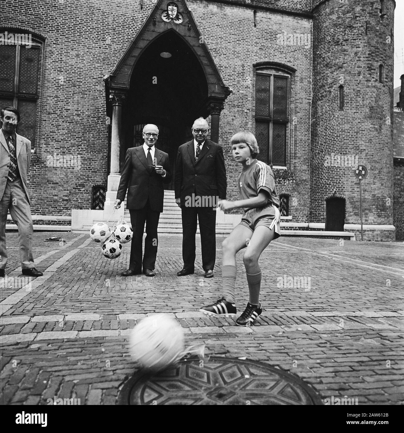 Nathousandth membro KNVB Hague proposto Johan Weijenberg sparare palla in background Ministro Van Doorn (a sinistra) Data: 27 agosto 1973 posizione: L'Aia, Sud Olanda Parole Chiave: Soci, sport, calcio Persona Nome: Thorn, Harry Foto Stock