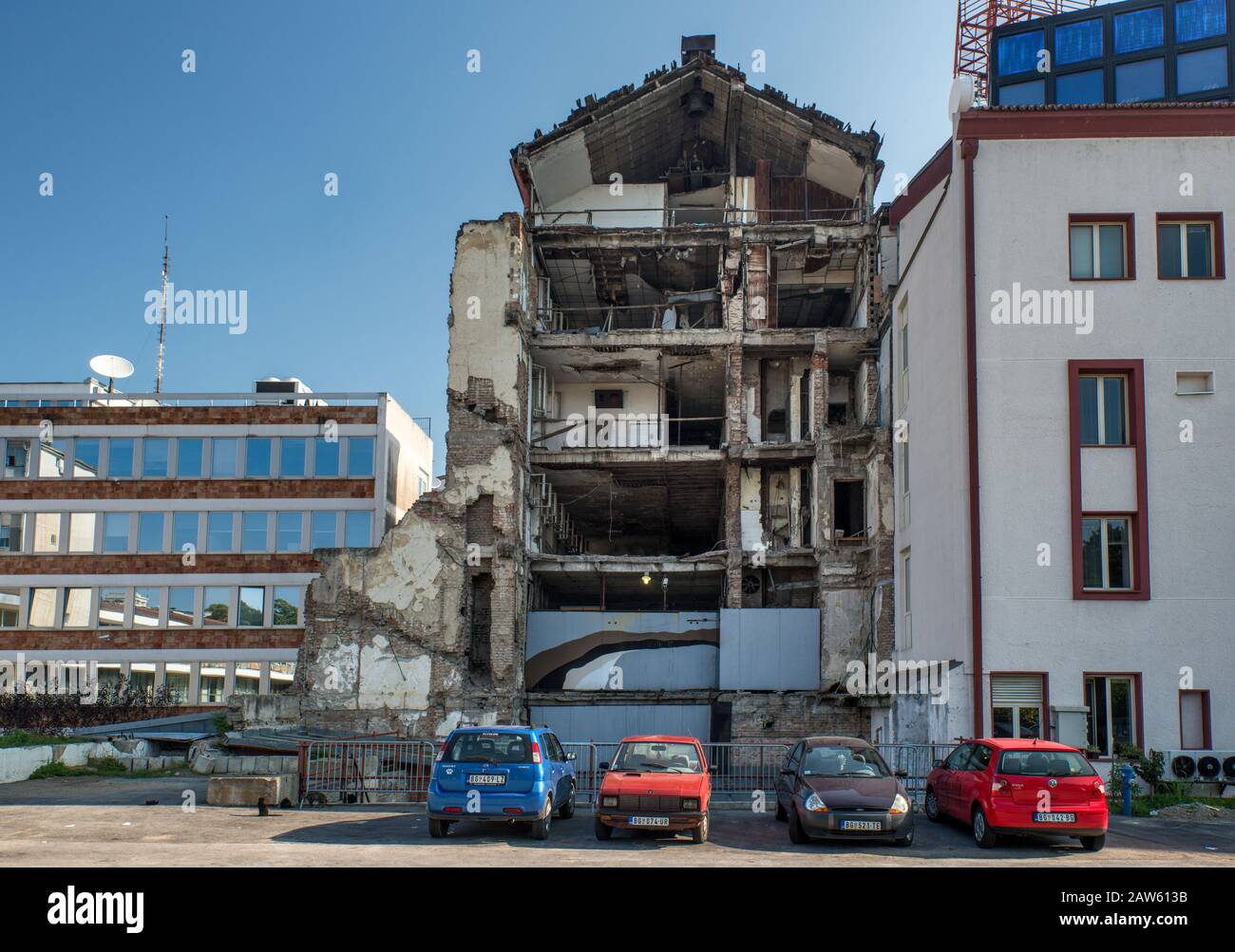 Rovine conservate presso la sede della televisione di Stato serba, distrutte nel 1999 attacco della NATO a Belgrado, Serbia Foto Stock