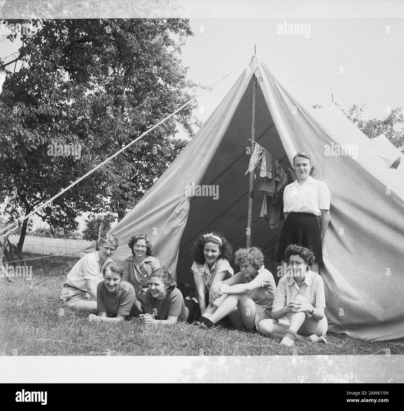 Campo ragazze in tende Data: 6 giugno 1950 Parole Chiave: Organizzazioni giovanili, campeggio, ragazze Foto Stock