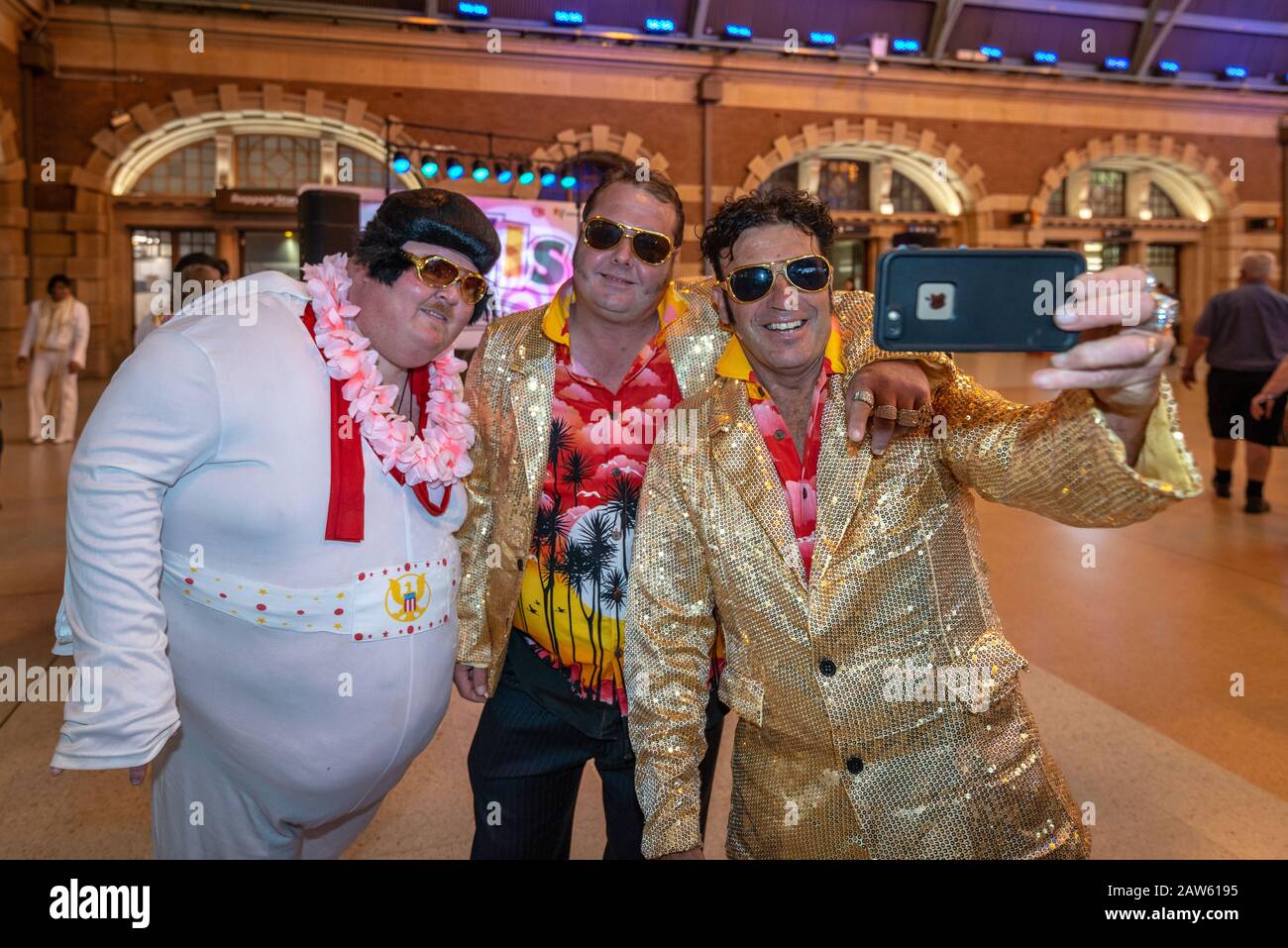 Sydney, NSW, Australia - 10 gennaio 2019: I fan di Elvis che salpano sul treno espresso Elvis in direzione dell'annuale Festival di Elvis a Parkes. Foto Stock