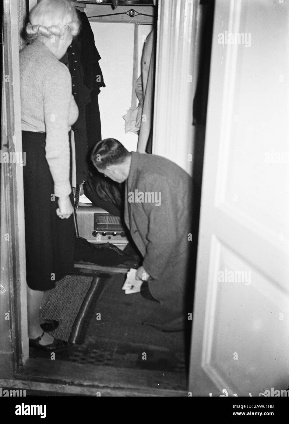 Controllo del permesso di ascolto. Ricerca PTT radio non dichiarate Data: 12 novembre 1946 Parole Chiave: Controlli, radio, licenze Foto Stock