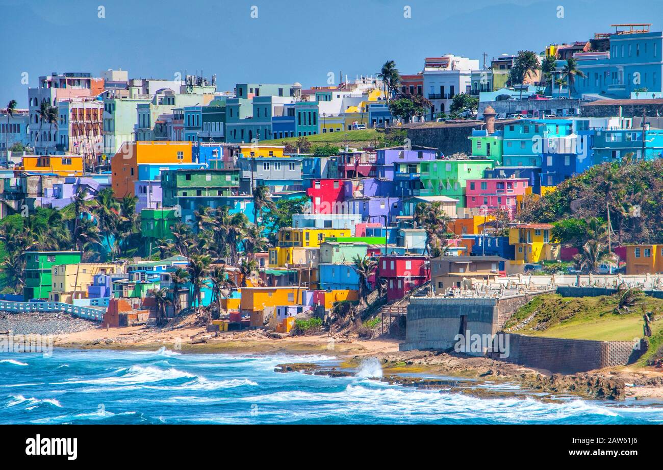 Case colorate fiancheggiano la collina che si affaccia sulla spiaggia di San Juan, Puerto Rico Foto Stock