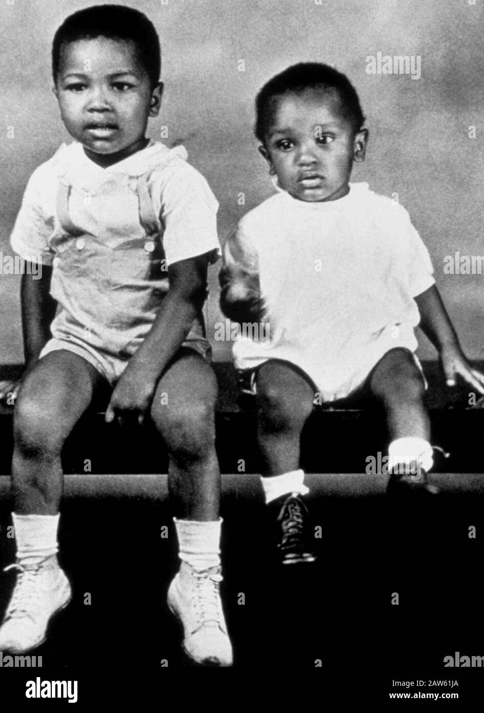 1946 ca , Louisville , Kentucky , USA : il futuro pugile Muhammad Ali ( 1942 - 2016 ) nato Cassius Marcellus CLAY Jr. Con il giovane fratello Rudolph Foto Stock