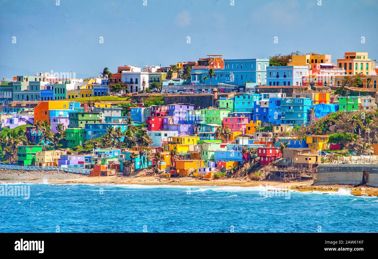 Case colorate fiancheggiano la collina che si affaccia sulla spiaggia di San Juan, Puerto Rico Foto Stock