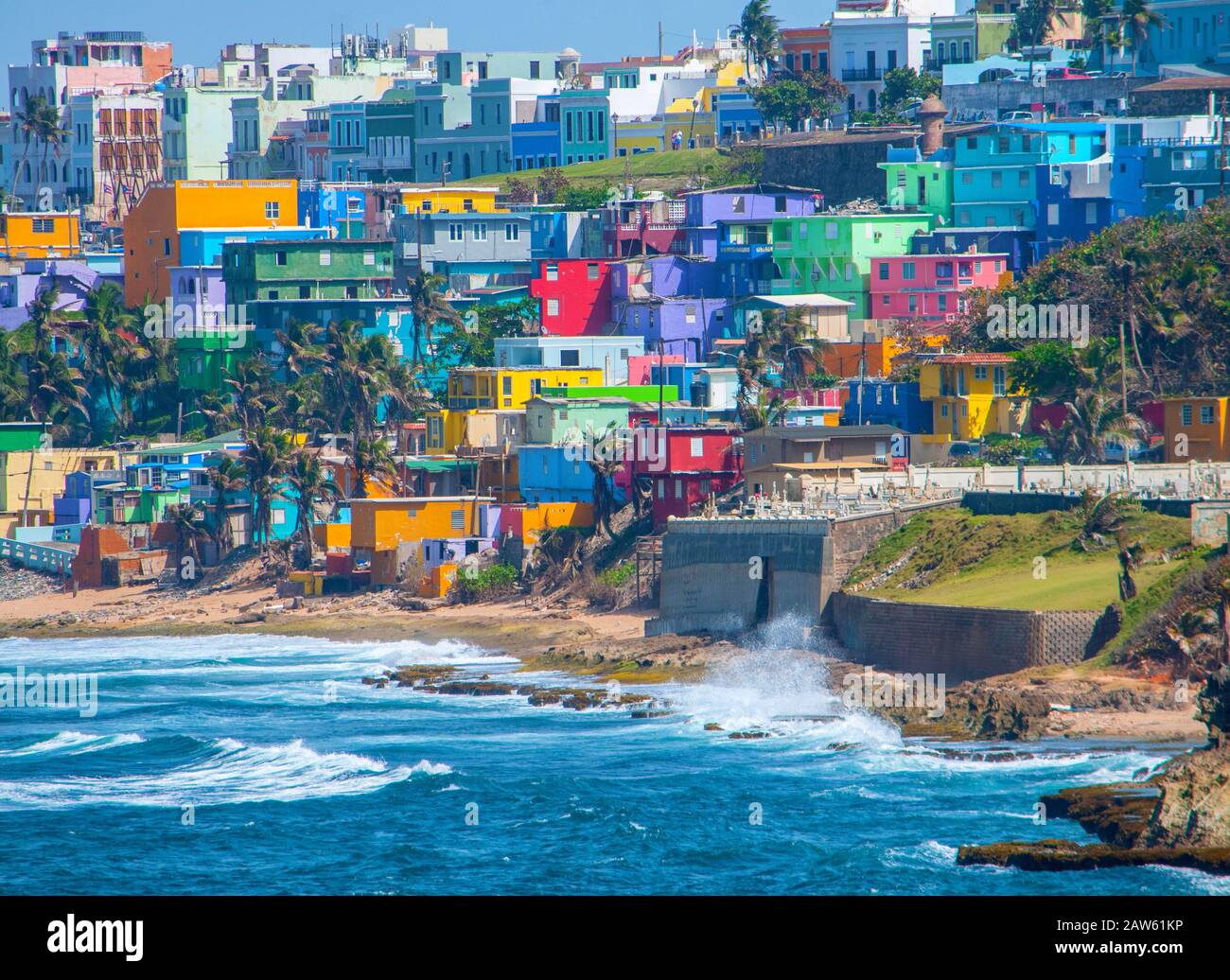 Case colorate fiancheggiano la collina che si affaccia sulla spiaggia di San Juan, Puerto Rico Foto Stock