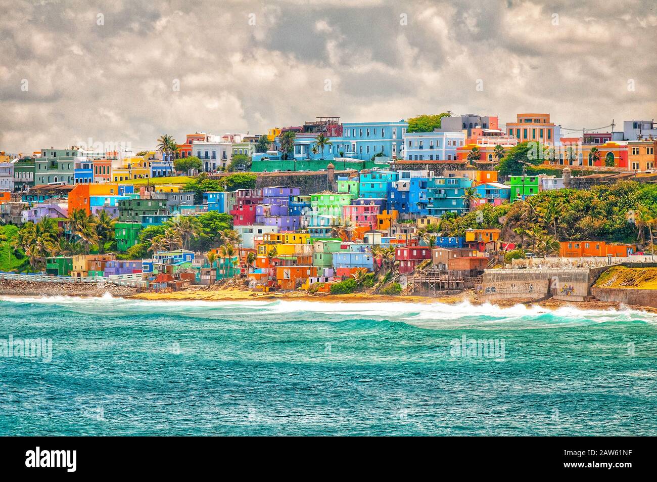 Case colorate fiancheggiano la collina che si affaccia sulla spiaggia di San Juan, Puerto Rico. Foto Stock