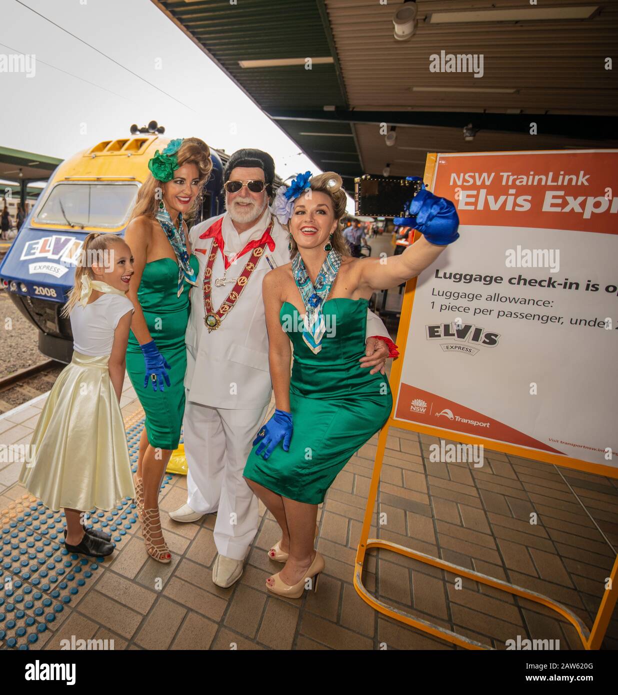 Sydney, NSW, Australia - 10 gennaio 2019: I fan di Elvis che salpano sul treno espresso Elvis in direzione dell'annuale Festival di Elvis a Parkes. Foto Stock