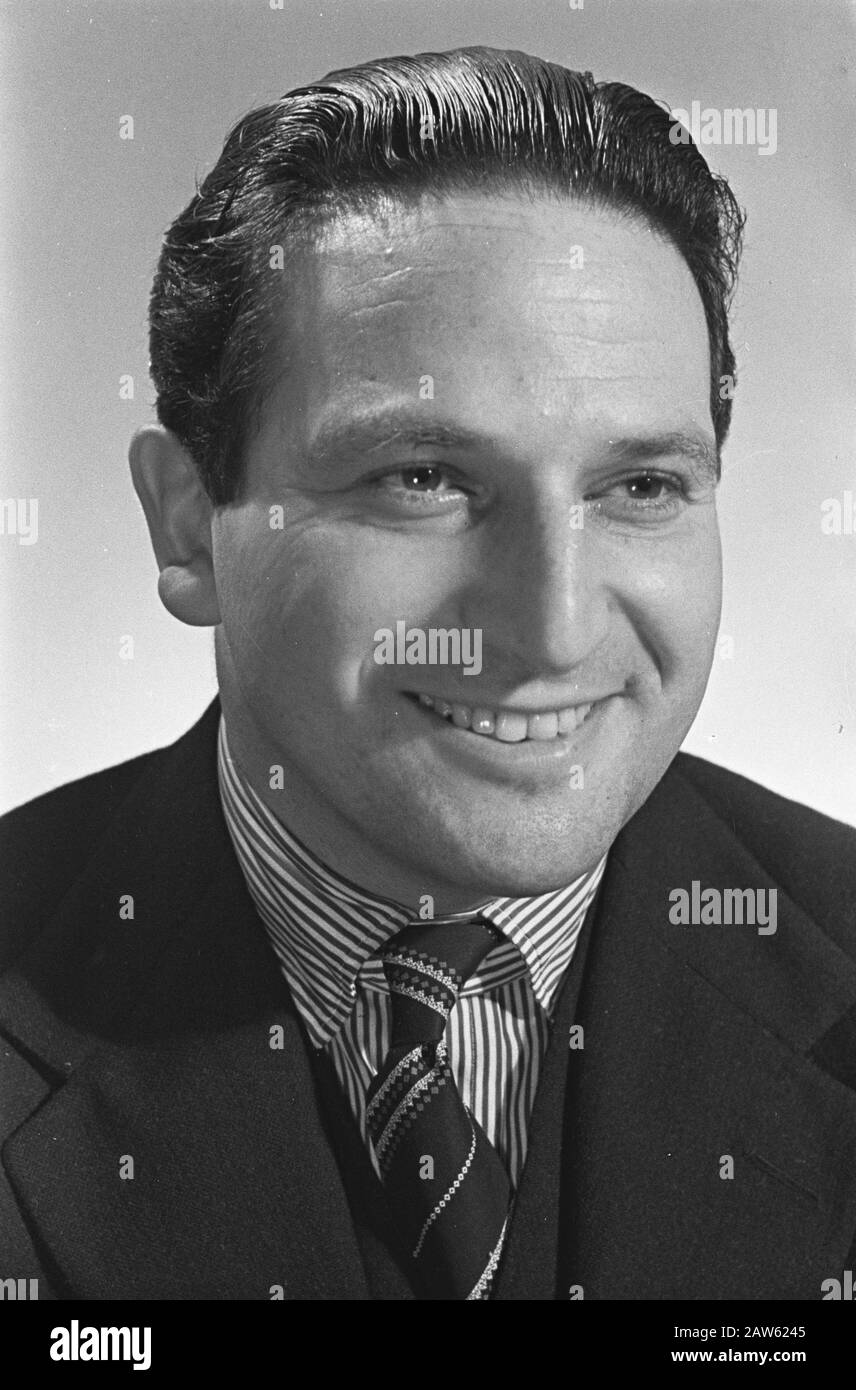 P [Portraits / Persons] / Anefo London Series L. Woudhuysen Annotazione: On Military Authority Capo della sottosezione D (Photo & Movie), la Sezione XI consapevolezza. Prima di lavorare al RVD Data: {1940-1945} Località: UK, Londra Parole Chiave: Funzionari, fotografi, ritratti, WWII Nome Persona: Woudhuysen, L. Foto Stock