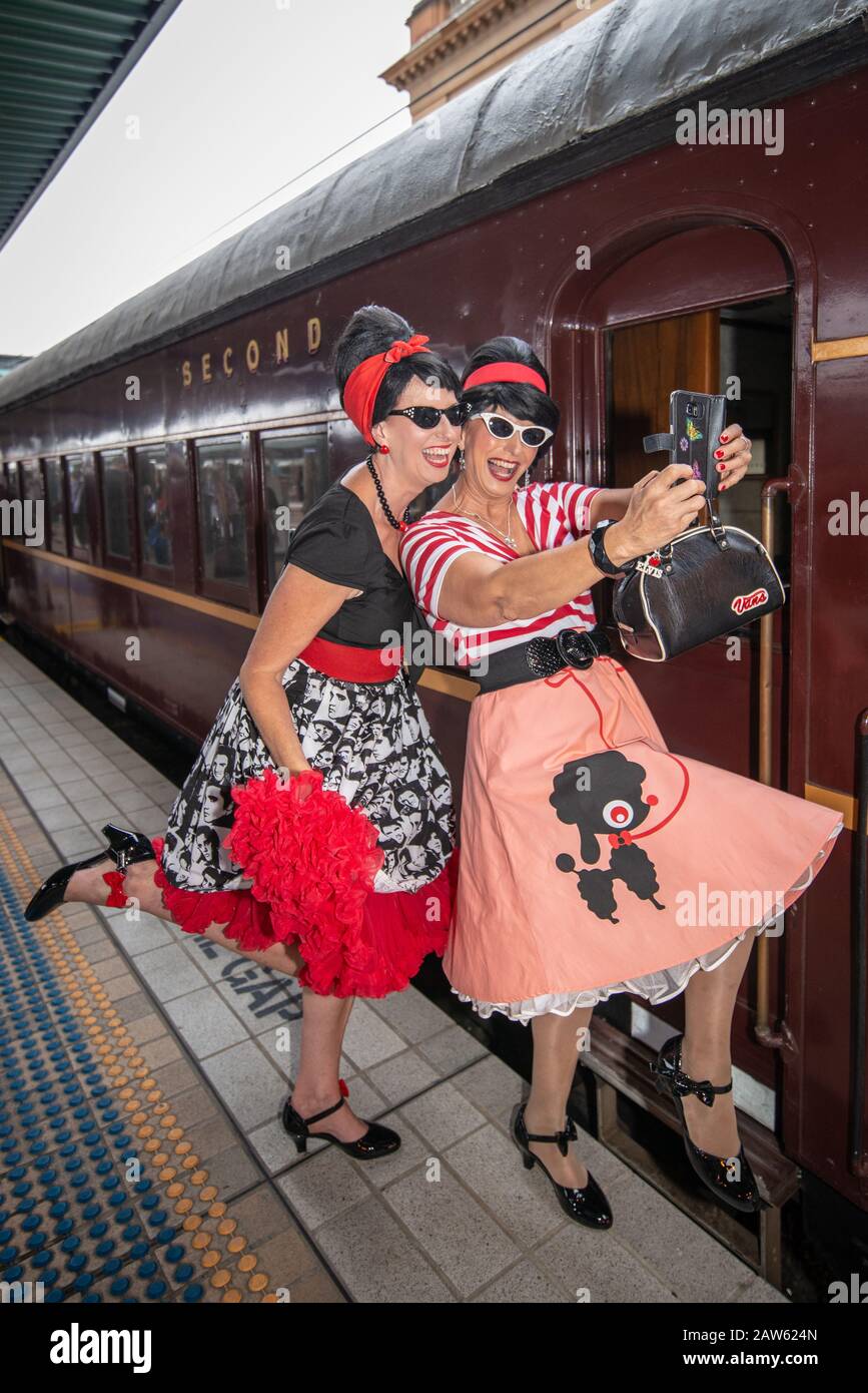 Sydney, NSW, Australia - 10 gennaio 2019: I fan di Elvis che salpano sul treno espresso Elvis in direzione dell'annuale Festival di Elvis a Parkes. Foto Stock