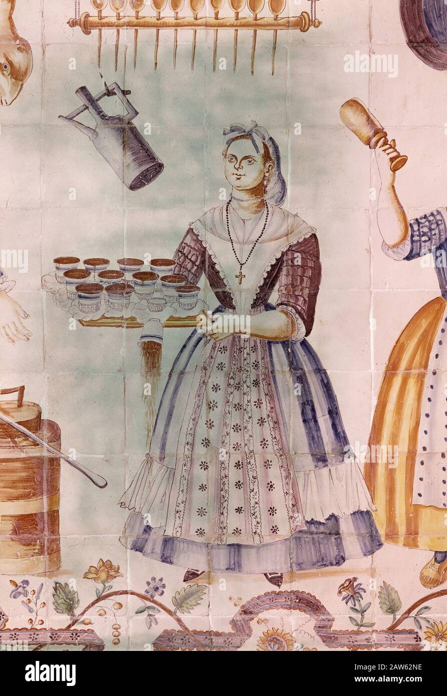 COCINA VALENCIANA CON AZULEJOS DE MANISES - SIGLO XVIII - ARTES APLICADAS - COCINERA PREPARANDO CACACAAO. LOCATION: ITALY. MADRID. SPAGNA. VERGINE MARIA. Foto Stock