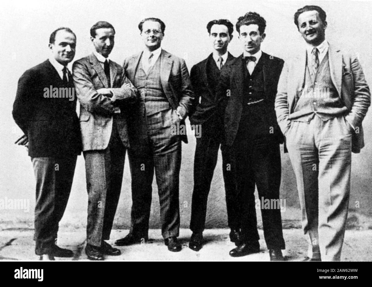 1925 , FIRENZE , ITALIA : il giornalista e storico italiano anti-fascista CARLO ROSSELLI ( 1899 - 1937 ), 3th da sinistra con lente, con brodo Foto Stock