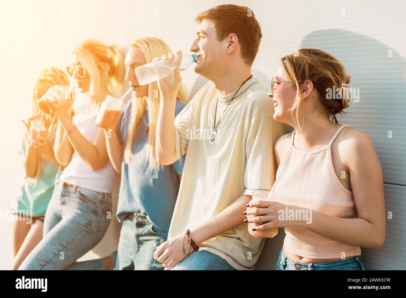 Gruppo di amici che si impiccano in estate Foto Stock