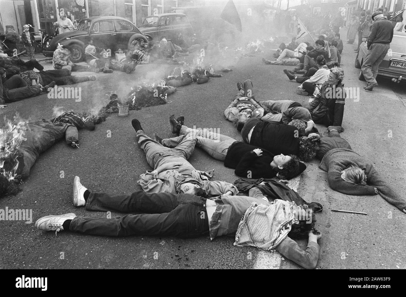 Ultimo giorno azione contro l'energia nucleare; i manifestanti sono come bambole di paglia sono stati licenziati Data: 7 ottobre 1985 Parole Chiave: Azioni, BAMBOLE, bruciature, dimostranti nucleari Foto Stock