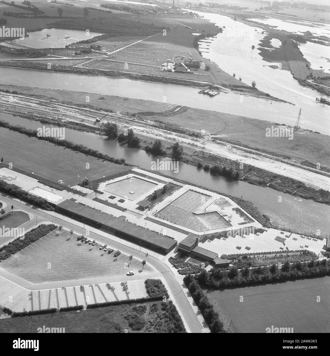 Vista aerea. Piscina all'aperto e centro sportivo a Rheden Annotation: Sopra l'IJssel. Si applica l'autostrada statale 48 (ora provinciale A348) tra Arnhem e Gli Animali. Date: 1968 Location: Gelderland, Rheden Keywords: Foto aeree, piscine Foto Stock