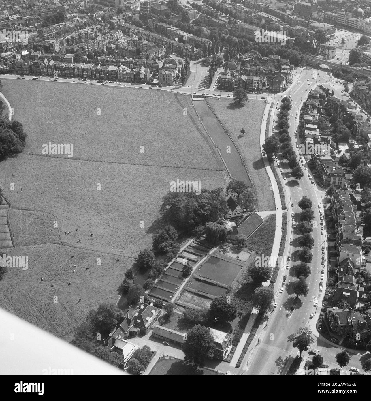 Vista aerea. Arnhem, Sonsbeek Meadow angolo Sonsbeekweg e Zijpendaalseweg. In primo piano allevamento di trote Heidemij] Annotazione: Vista dal nord-ovest. Forellenkwekerij è Watermuseum. Data: 1968 luogo: Arnhem, Gelderland, Sonsbeek Parole Chiave: Foto aeree, fattorie Foto Stock