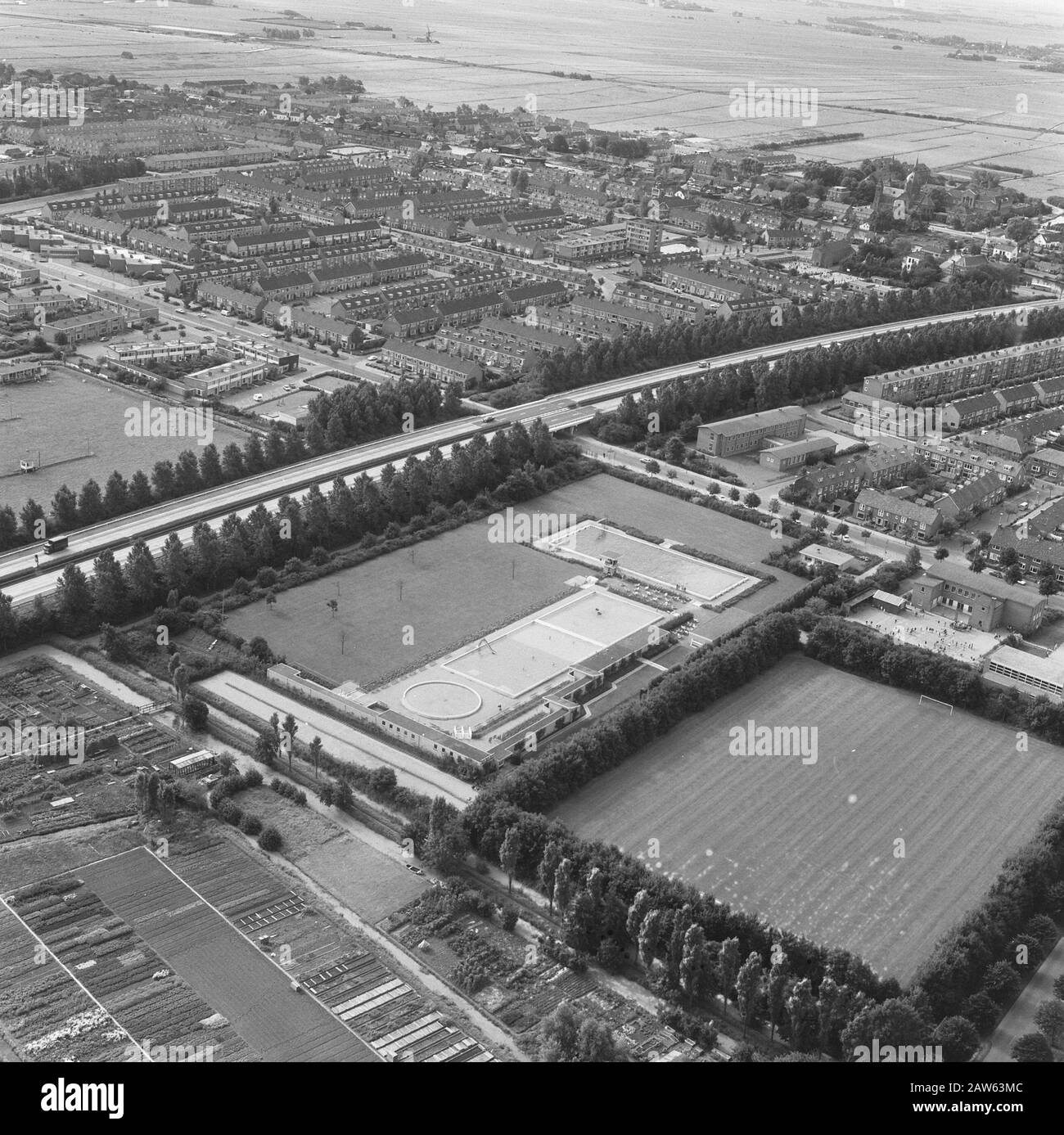 Vista aerea. Piscina all'aperto e complesso sportivo Leiderdorp Annotazione: Vista dal sud-est. Nel mezzo dell'attuale autostrada A4. La piscina è sparita. Ora calcio RKVV Meerburg Data: 1968 Località: Leiderdorp Parole Chiave: Foto aeree, piscine Foto Stock